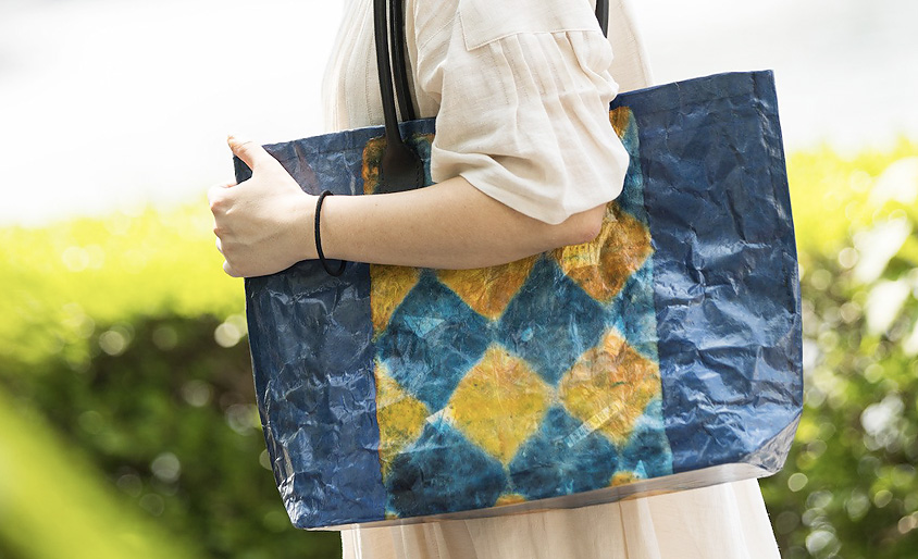 東京産の原料(楮)を加えて、東京の水道水や地下水を使い、東京在住の職人達で和紙を作る。